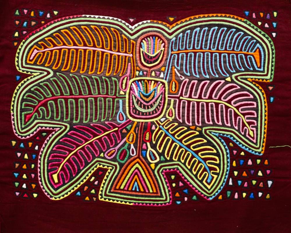 Esta exposición se encuentra en el banco de la República en Medellín, reúne 87 piezas textiles (molas) que se usan como vestido y también como símbolo de protección y de relato. Foto: Manuel Saldarriaga Quintero