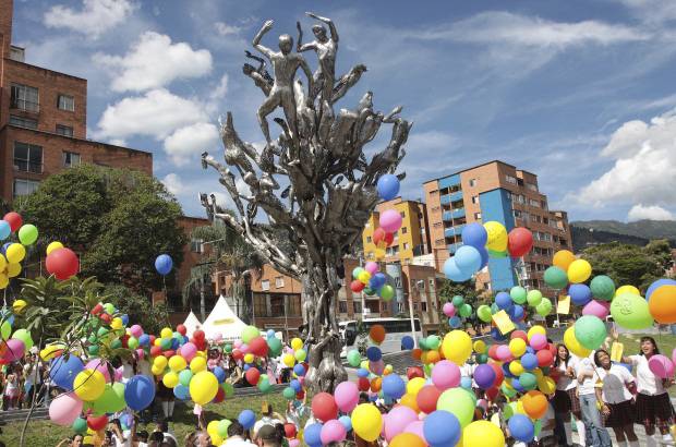 Hern&#225;n Vanegas Ochoa - La escultura fue elaborada por el maestro Leobardo P&#233;rez Jim&#233;nez, con 27.398 armas blancas recolectadas en los diferentes procesos de desarme en los barrios de Medell&#237;n.